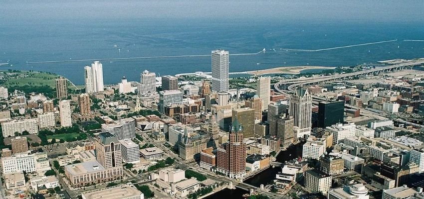 Frontier Airlines Milwaukee Office in Wisconsin 1-844-216-1540